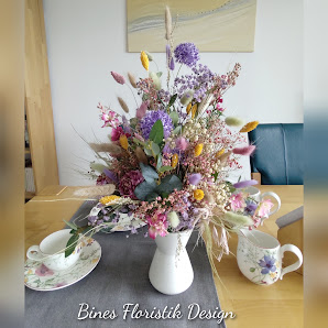 Bines Floristik Design (Auftragsmanufaktur für Dauerfloristik), Werkstücke aus Kunst- und Trockenblumen