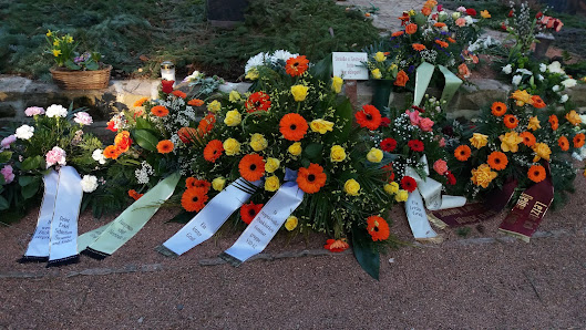 Eingang Friedhof Blumenladen
